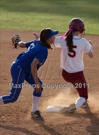 Thumbnail 2 in La Canada vs. Beaumont (CIF SS D5 Final) photogallery.