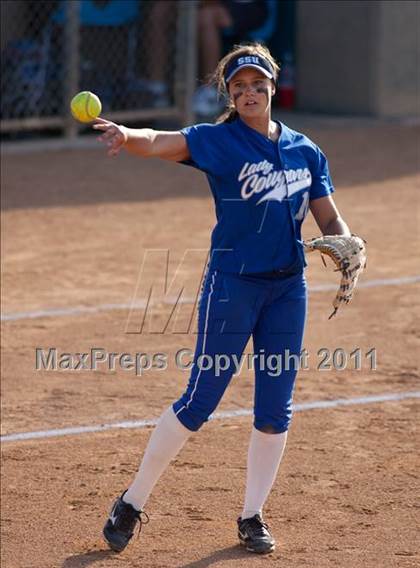 Thumbnail 1 in La Canada vs. Beaumont (CIF SS D5 Final) photogallery.