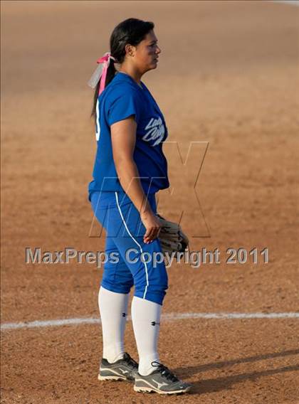 Thumbnail 3 in La Canada vs. Beaumont (CIF SS D5 Final) photogallery.