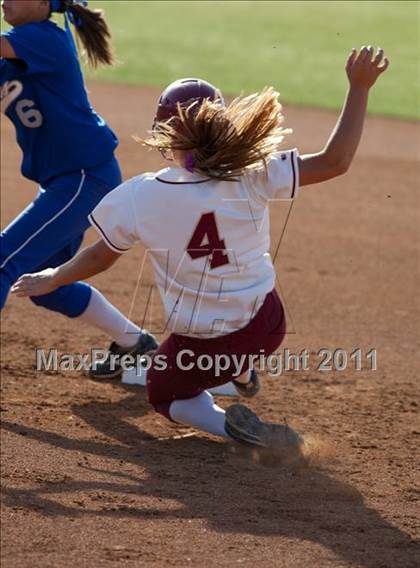 Thumbnail 2 in La Canada vs. Beaumont (CIF SS D5 Final) photogallery.