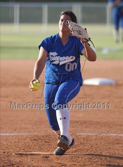 Thumbnail 3 in La Canada vs. Beaumont (CIF SS D5 Final) photogallery.