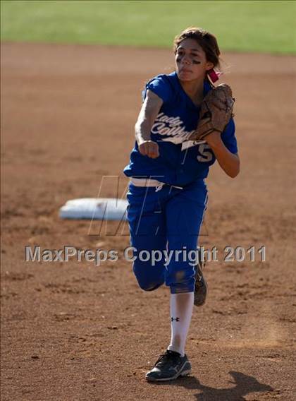 Thumbnail 2 in La Canada vs. Beaumont (CIF SS D5 Final) photogallery.