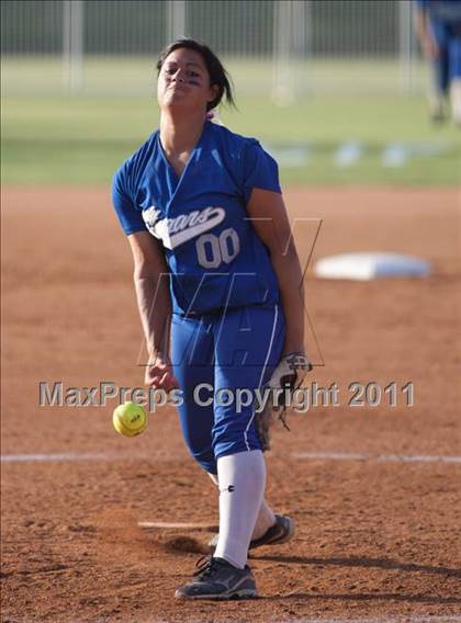 Thumbnail 3 in La Canada vs. Beaumont (CIF SS D5 Final) photogallery.