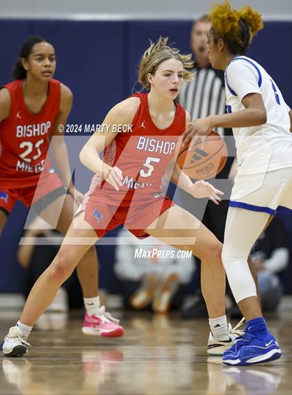 Thumbnail 1 in Bishop Miege vs Vashon (Sophie Cunningham Classic) photogallery.