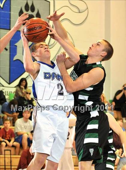 Thumbnail 3 in Dana Hills vs. Thousand Oaks (MaxPreps Holiday Classic) photogallery.