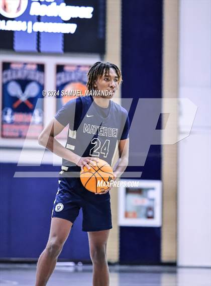 Thumbnail 1 in Pasadena vs Mater Dei Catholic (Annual Rose City Roundball Classic) photogallery.