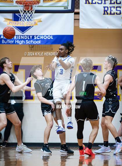 Thumbnail 2 in Wyoming vs. Badin (OSHAA Division II Regional Semifinal) photogallery.