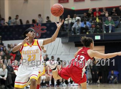 Thumbnail 2 in Carondelet vs. Berkeley (CIF NCS D1 Final) photogallery.