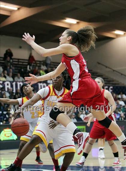 Thumbnail 2 in Carondelet vs. Berkeley (CIF NCS D1 Final) photogallery.