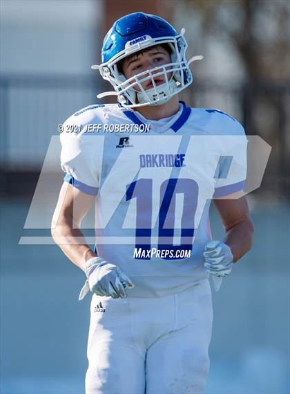 Thumbnail 2 in Catholic Central vs. Oakridge (MHSAA D5 Regional Final) photogallery.