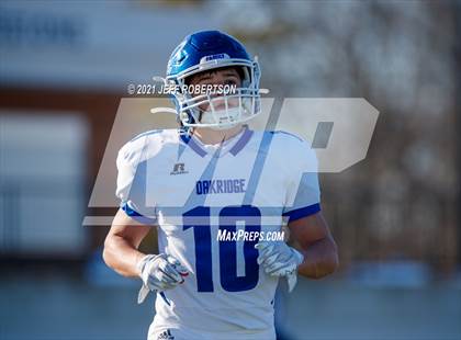 Thumbnail 3 in Catholic Central vs. Oakridge (MHSAA D5 Regional Final) photogallery.
