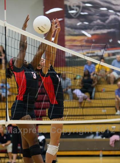 Thumbnail 2 in Olathe East vs. Lansing photogallery.