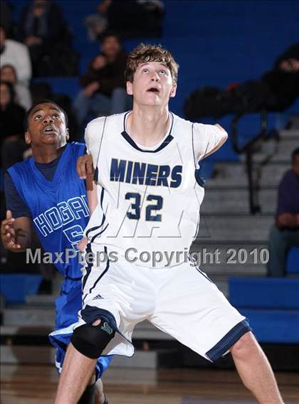 Thumbnail 3 in Hogan vs. Nevada Union (Les Curry Invitational) photogallery.