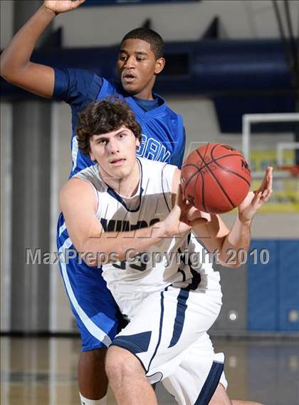 Thumbnail 2 in Hogan vs. Nevada Union (Les Curry Invitational) photogallery.