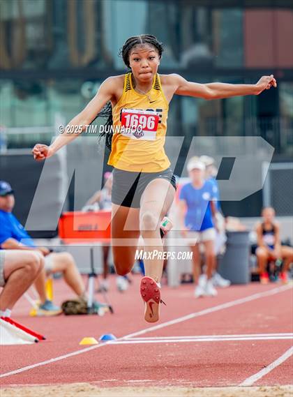 Thumbnail 3 in UIL 5A Girls Track & Field Finals photogallery.