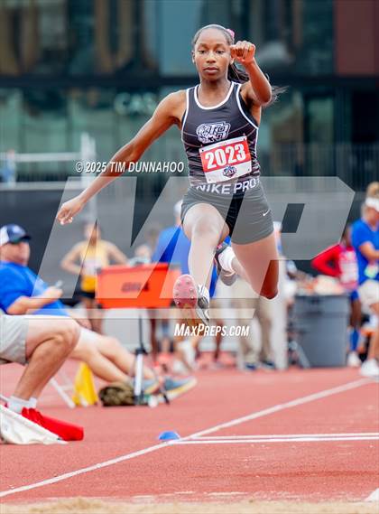 Thumbnail 3 in UIL 5A Girls Track & Field Finals photogallery.