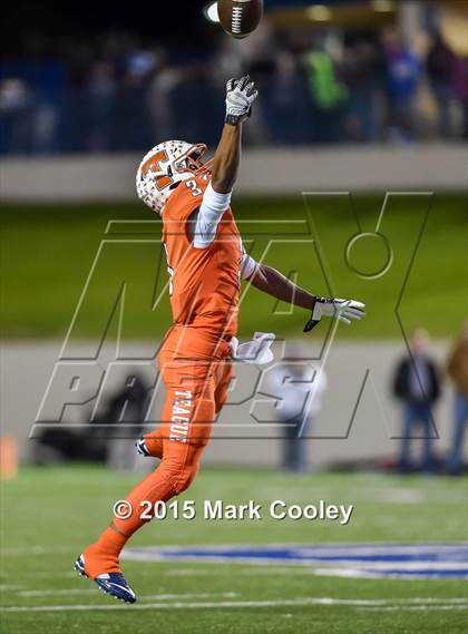 Thumbnail 3 in Cameron Yoe vs. Teague (UIL D3 Quarterfinal) photogallery.