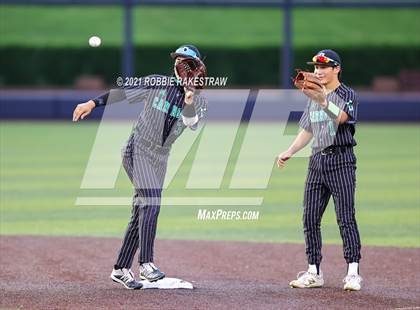 Thumbnail 2 in Southlake Carroll vs. Keller (UIL 6A Regional Finals Game 1) photogallery.