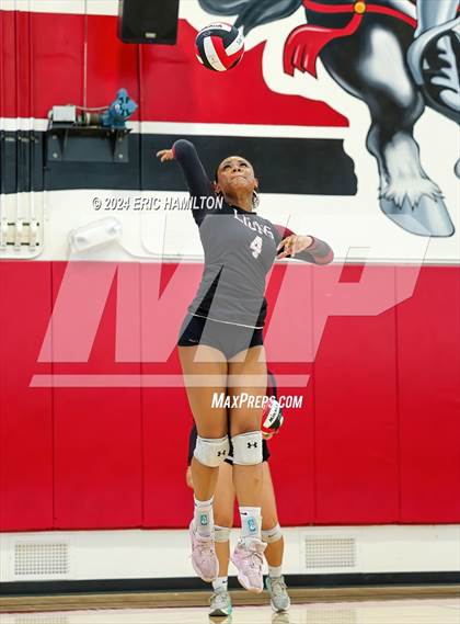 Thumbnail 1 in Oaks Christian vs Millikan (Tae Kim Lakewood/Molten Classic) photogallery.