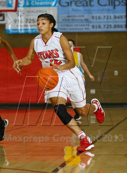 Thumbnail 2 in Center vs Antelope (Common Good Classic) photogallery.