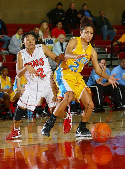Thumbnail 1 in Center vs Antelope (Common Good Classic) photogallery.