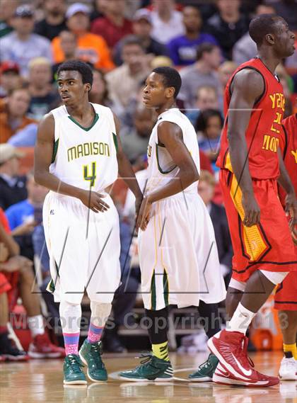 Thumbnail 2 in Yates vs. Madison (UIL 3A Final) photogallery.