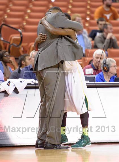 Thumbnail 2 in Yates vs. Madison (UIL 3A Final) photogallery.