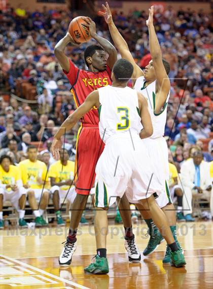 Thumbnail 1 in Yates vs. Madison (UIL 3A Final) photogallery.
