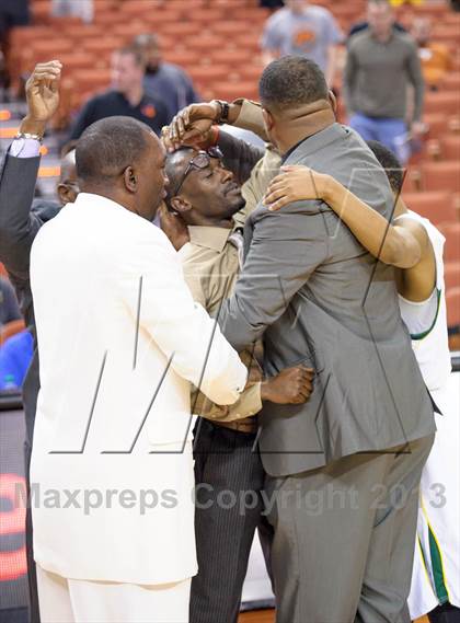 Thumbnail 3 in Yates vs. Madison (UIL 3A Final) photogallery.