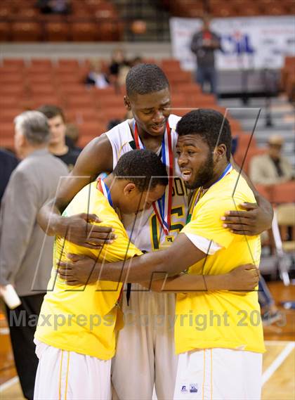 Thumbnail 2 in Yates vs. Madison (UIL 3A Final) photogallery.