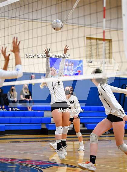 Thumbnail 2 in Windsor @ Tamalpais photogallery.