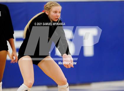 Thumbnail 2 in Lincoln Southwest vs. Pius X photogallery.
