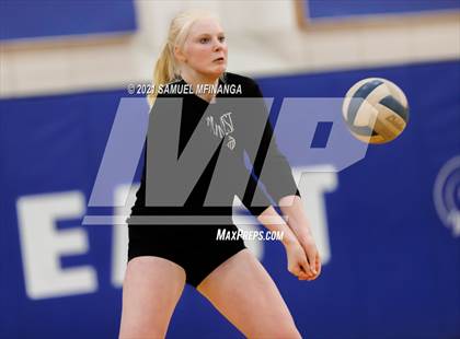 Thumbnail 2 in Lincoln Southwest vs. Pius X photogallery.