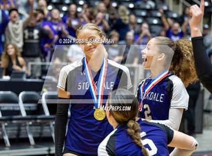 Thumbnail 1 in Boyd vs. Stockdale (UIL 3A Volleyball Division II Final Medal Ceremony) photogallery.