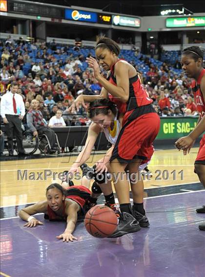 Thumbnail 3 in Lincoln vs St. Francis (CIF SJS D1 Final) photogallery.