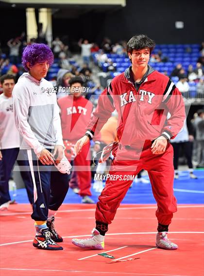 Thumbnail 3 in UIL State Championships - 6A 152lb Final photogallery.