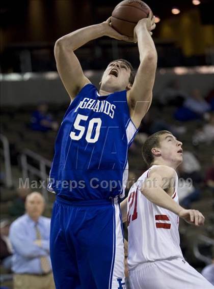 Thumbnail 2 in St. Henry vs. Highlands (Ninth Region Tournament) photogallery.
