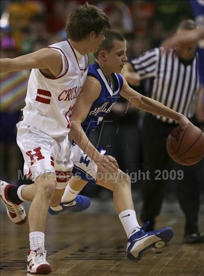Thumbnail 3 in St. Henry vs. Highlands (Ninth Region Tournament) photogallery.