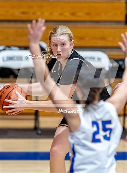 Thumbnail 1 in Whitney vs Lincoln (Chavez tournament) photogallery.