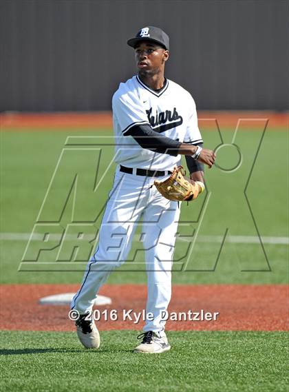 Thumbnail 2 in St. Michael's vs Bishop Lynch (Texas Private School Classic) photogallery.