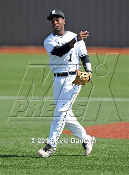 Thumbnail 2 in St. Michael's vs Bishop Lynch (Texas Private School Classic) photogallery.