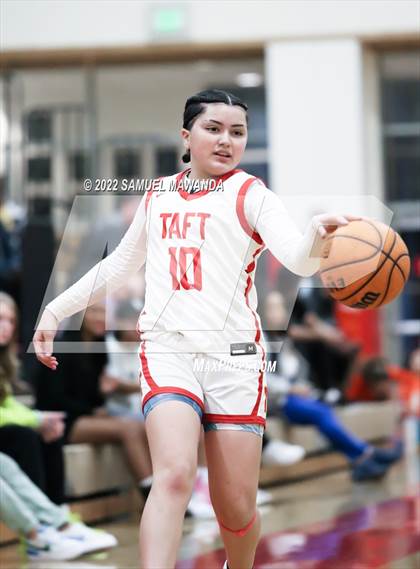 Thumbnail 2 in Taft vs Hart (West Coast Varsity Girls Basketball Tournament) photogallery.