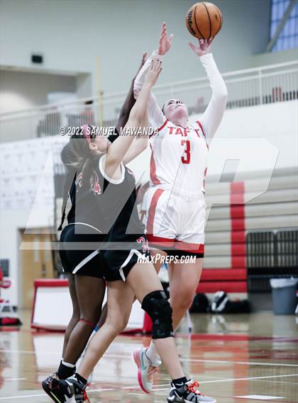 Thumbnail 2 in Taft vs Hart (West Coast Varsity Girls Basketball Tournament) photogallery.