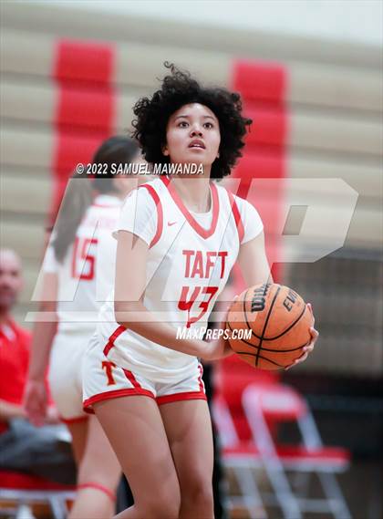 Thumbnail 2 in Taft vs Hart (West Coast Varsity Girls Basketball Tournament) photogallery.
