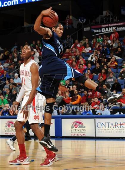 Thumbnail 3 in Mater Dei vs. Bullard (CIF D1 SoCal Regional Final) photogallery.