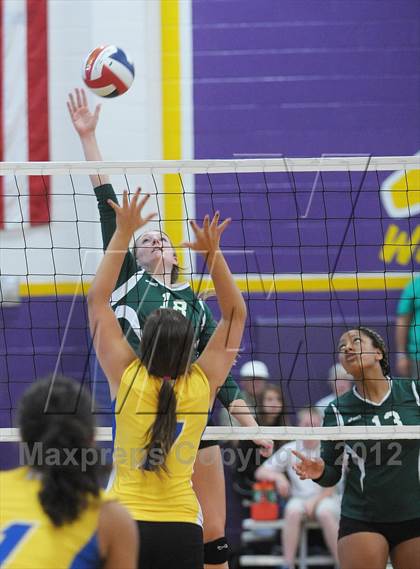 Thumbnail 3 in Thousand Oaks vs Seaquam (Durango Fall Classic) photogallery.