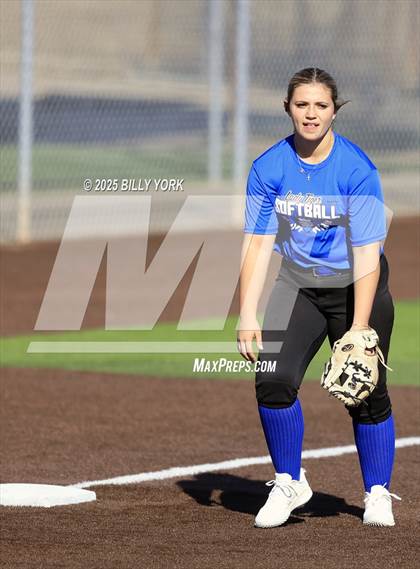 Thumbnail 2 in Grand Saline vs Wills Point photogallery.