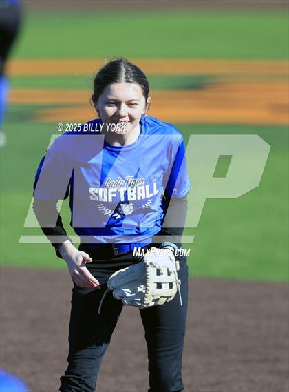 Thumbnail 1 in Grand Saline vs Wills Point photogallery.