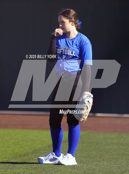 Thumbnail 1 in Grand Saline vs Wills Point photogallery.