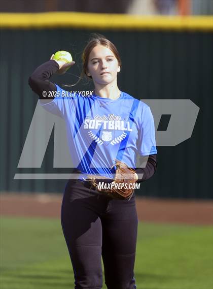Thumbnail 1 in Grand Saline vs Wills Point photogallery.